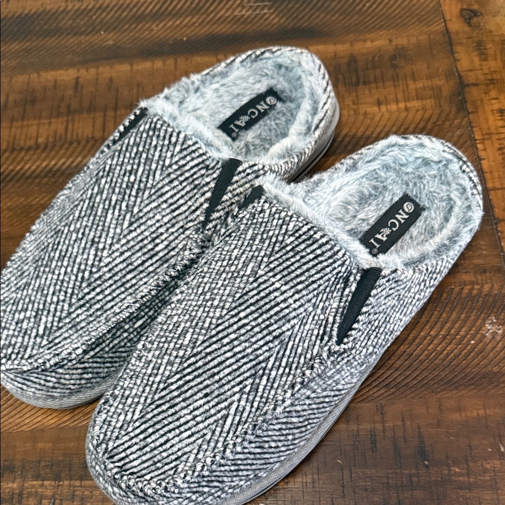 NWOT ONCAI Black and White Slippers with Faux Fur